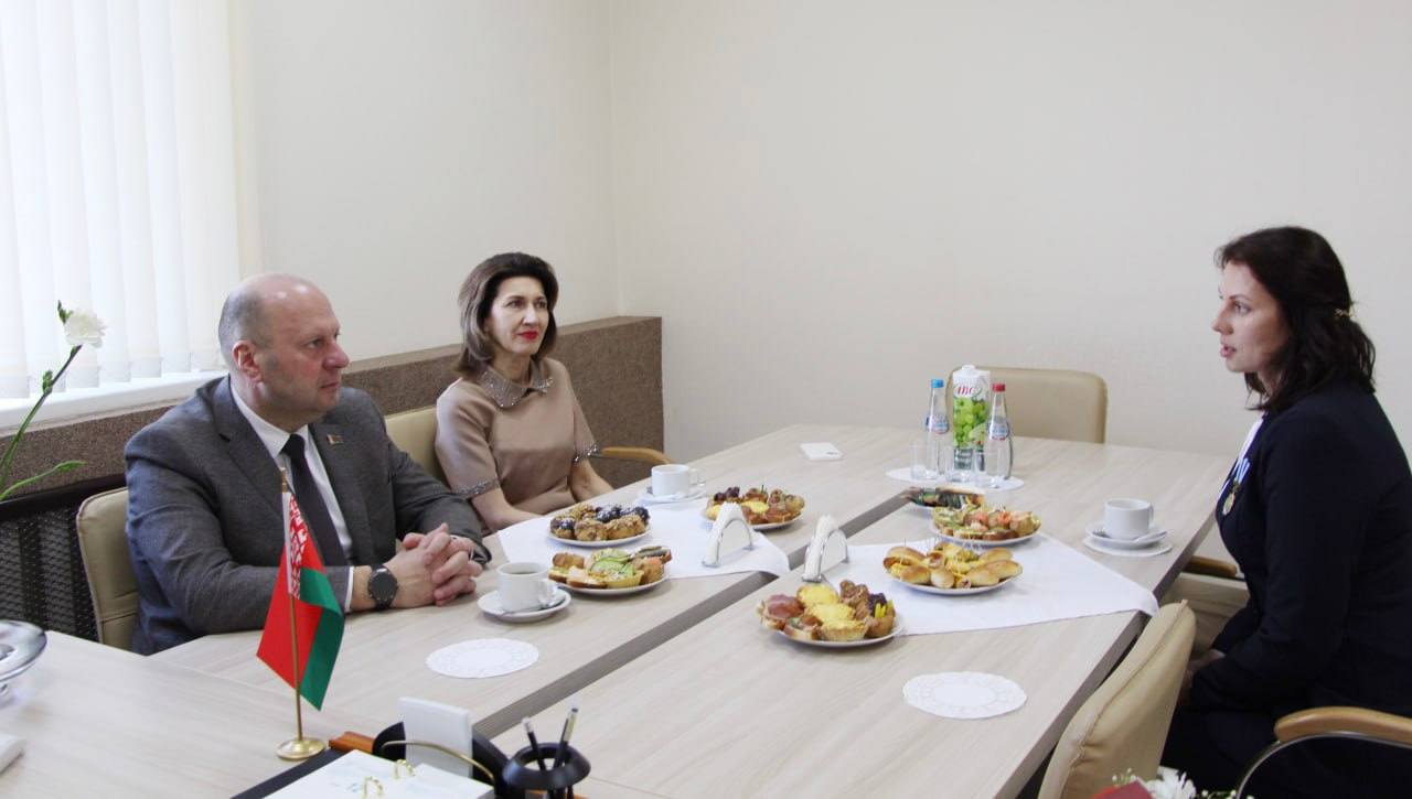 За чашкой чая. Председатель горисполкома Александр Цивако поблагодарил многодетную маму Анастасию Жартун за невероятный труд