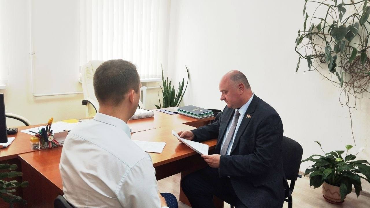 В топе темы ЖКХ и благоустройства - депутат Палаты представителей, член Постоянной комиссии по законодательству Юрий Марецкий провел личный прием граждан