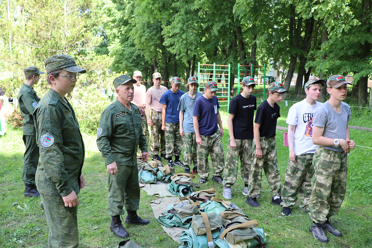 На один день десятиклассники оказались в Центре патриотического воспитания молодежи «Вектор»